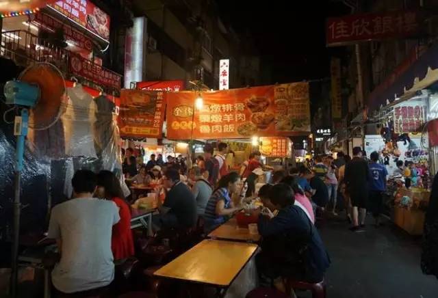 2002年迁至义乌铁东路,先属稠江街道兴业社区管辖,贝村夜市位于义乌铁