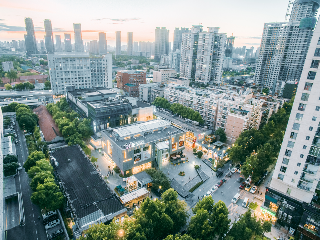  p data-id="gnbjo6uwgj">武汉花园道艺术商业街是艺术时尚生活区.