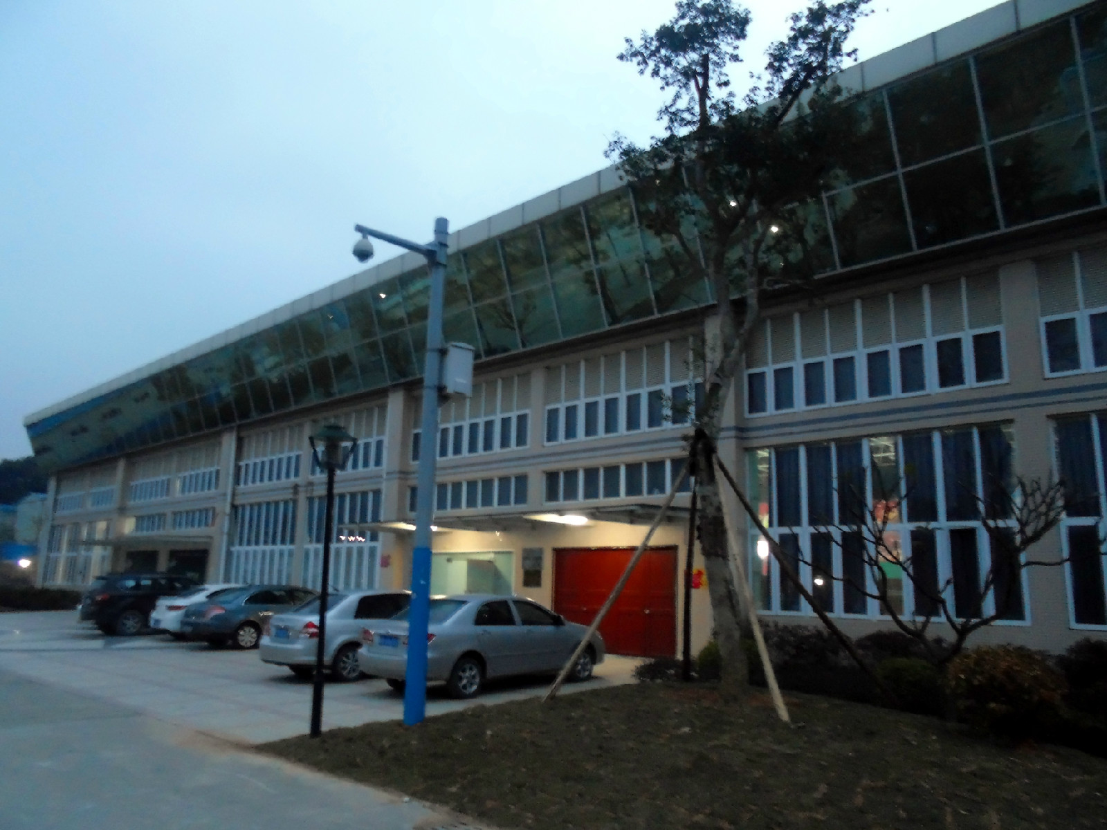 target="_blank" href="/item/中山市">中山市良都中学位于人杰