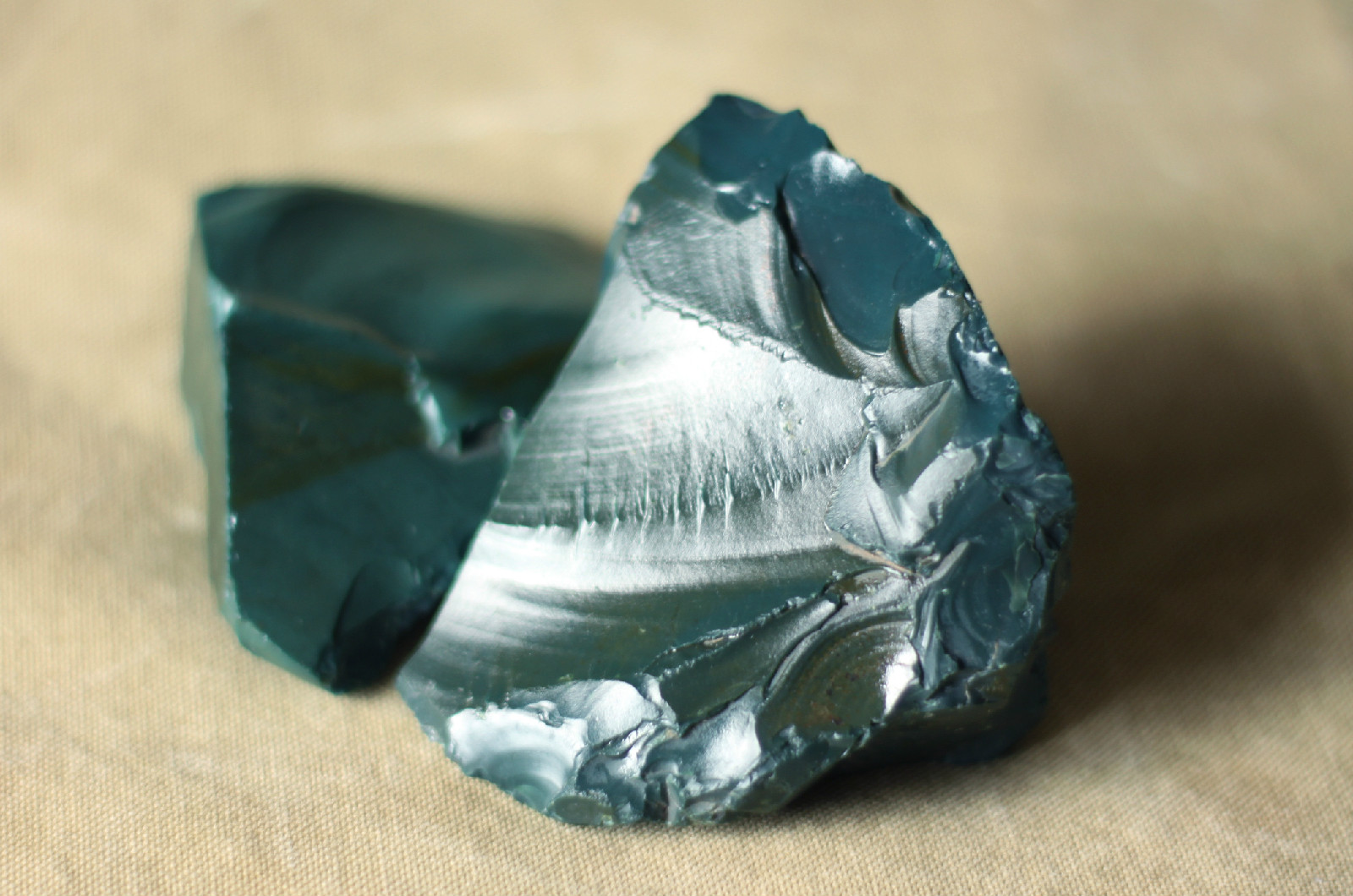 该玛瑙在室内光线下呈墨绿色,在阳光下呈蓝绿色,气质含蓄内敛,雍容