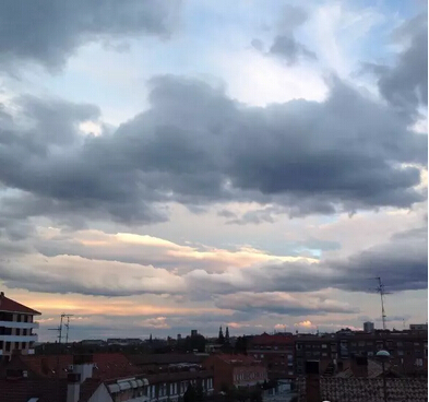  p>层积云,属低云族,结构松散的大云块,大云条(滚轴状)组成的云层,有