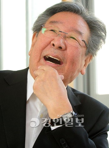  p>崔佛岩(         )本名崔英汉(         ),1940年6月15日出生.