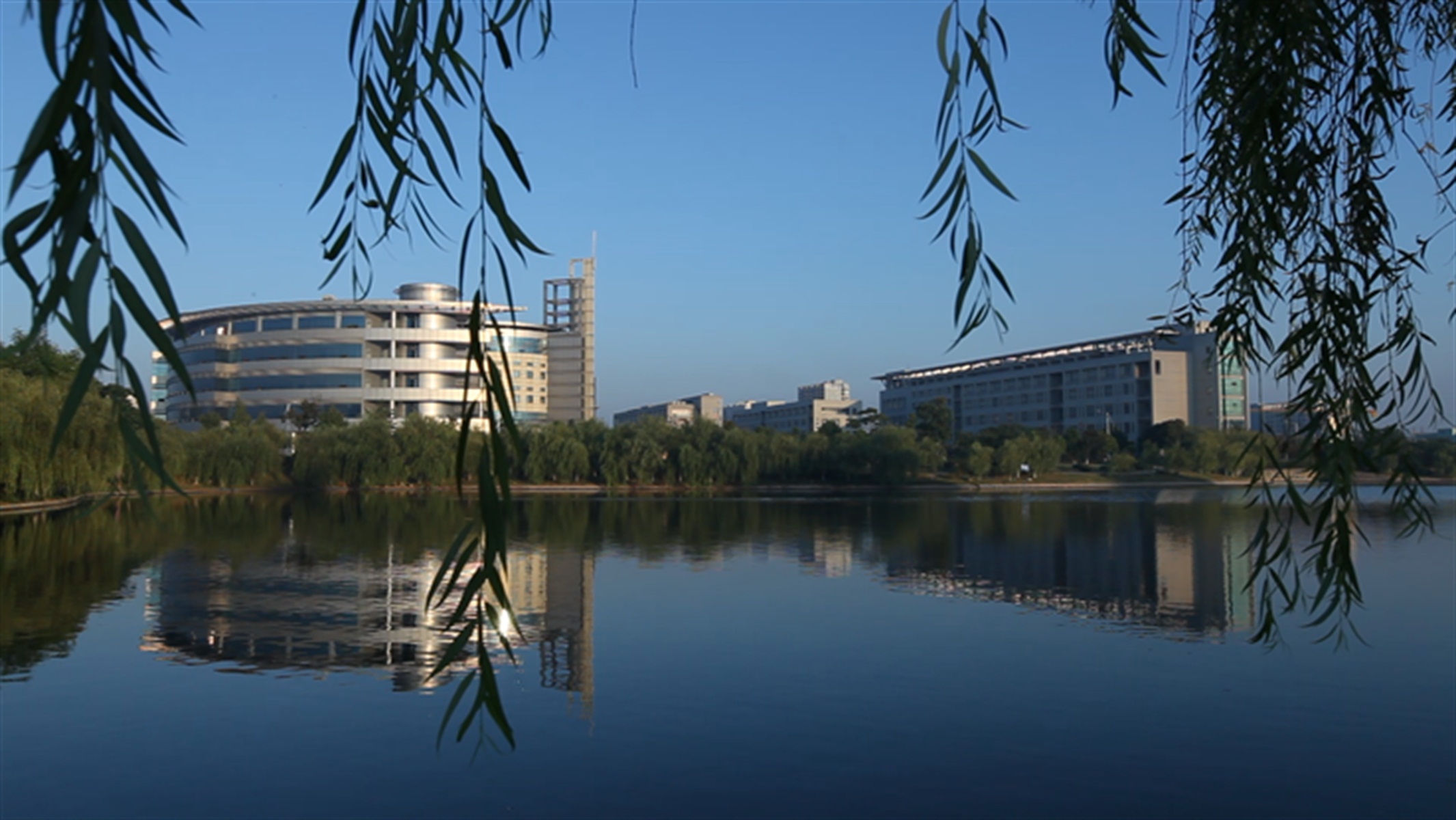  p>安徽建筑大学( i>anhui jianzhu university /i>),简称安建大,坐落