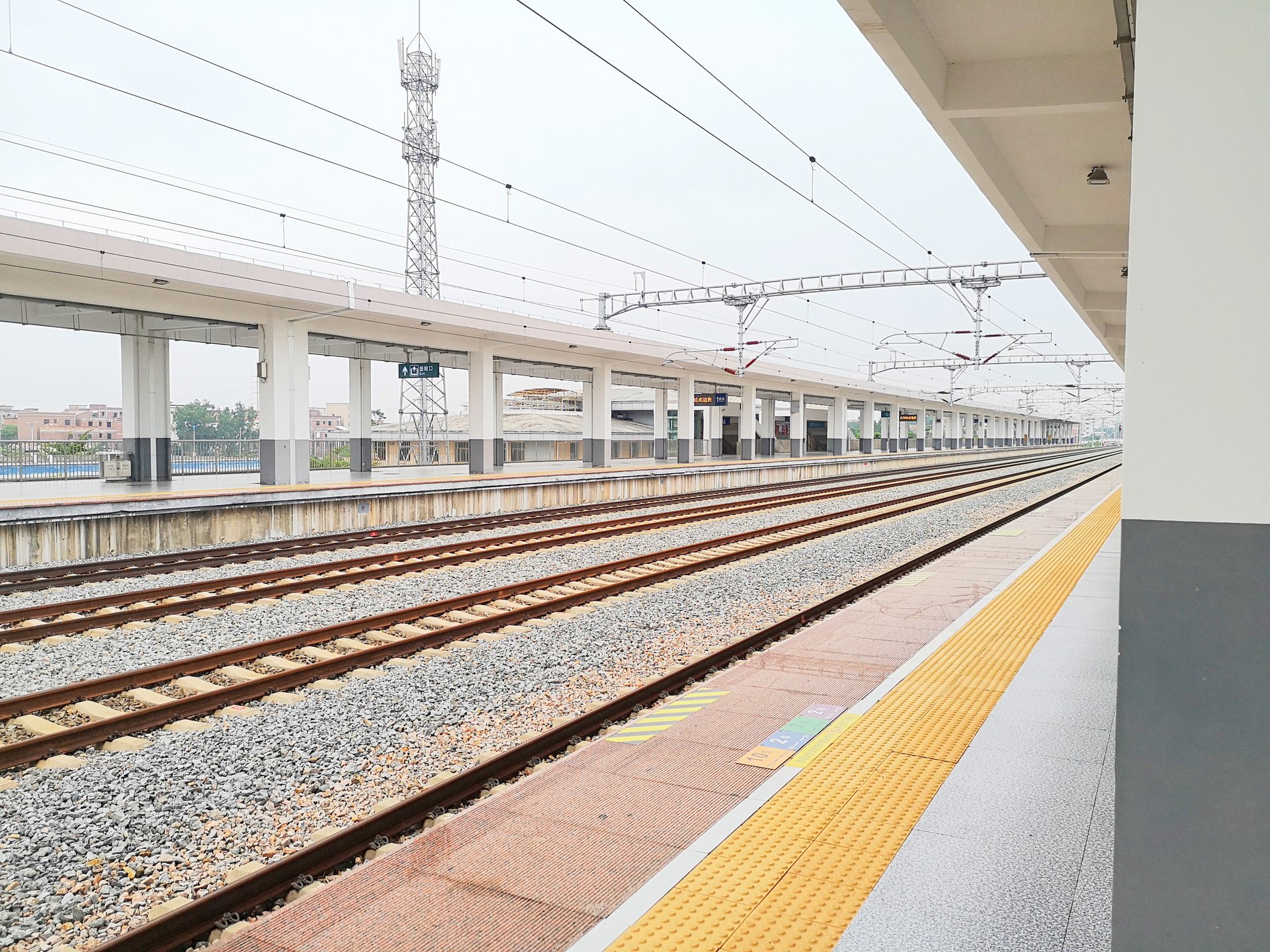  p>吴川站(wuchuan railway station),位于中国广东省湛江市吴川市长