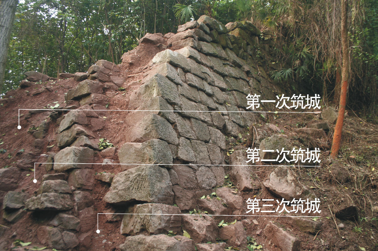  p>城墙是钓鱼城的主体防御建筑,由主城环山城墙,南外城城墙,东内城