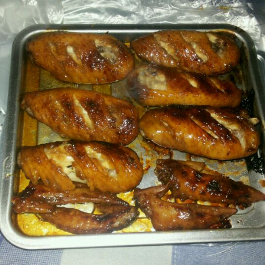  p data-id="gnyu2gp1kc">烤箱烤翅是一道美食,制作原料主要有鸡翅