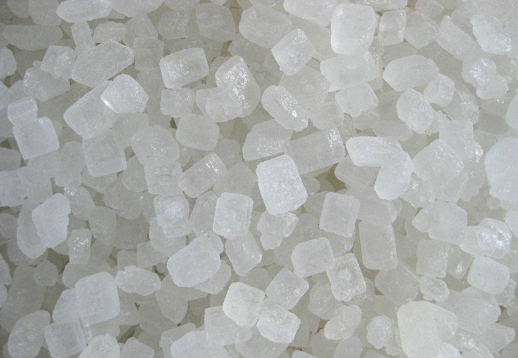  p>单晶冰糖是由砂糖提纯溶解后结晶而成,呈单晶体状 (构成整个晶体的