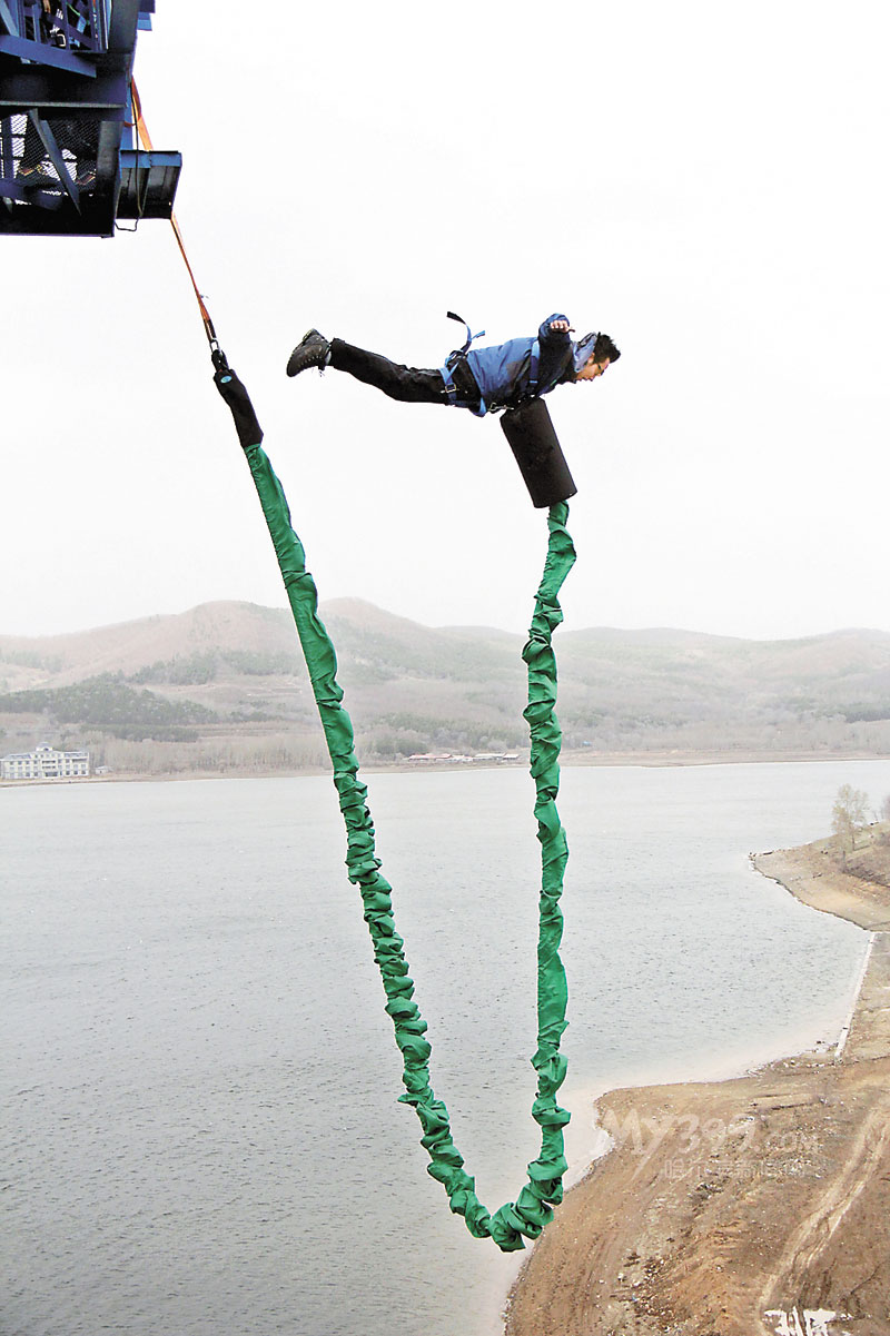  p>蹦极( b> i>bungee jumping /i> /b>),也叫机索跳,白话叫 a target