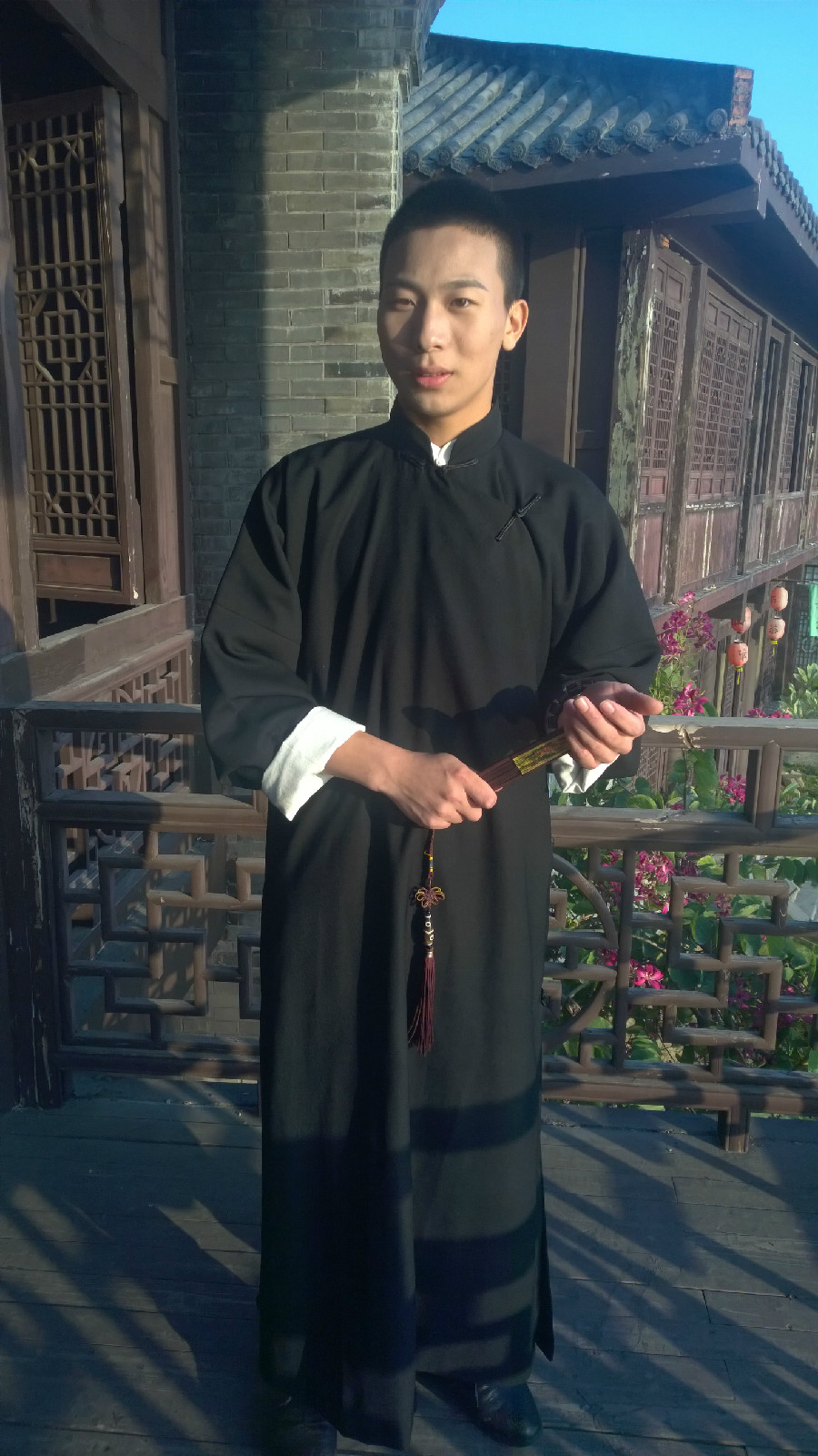 假声男中音之一,90后的反串原创歌手,音乐创作人,网络红人,他在歌唱