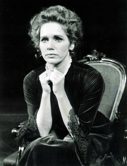  p>丽芙·乌曼,1939年12月16日出生于日本东京,挪威女演员,主要作品有