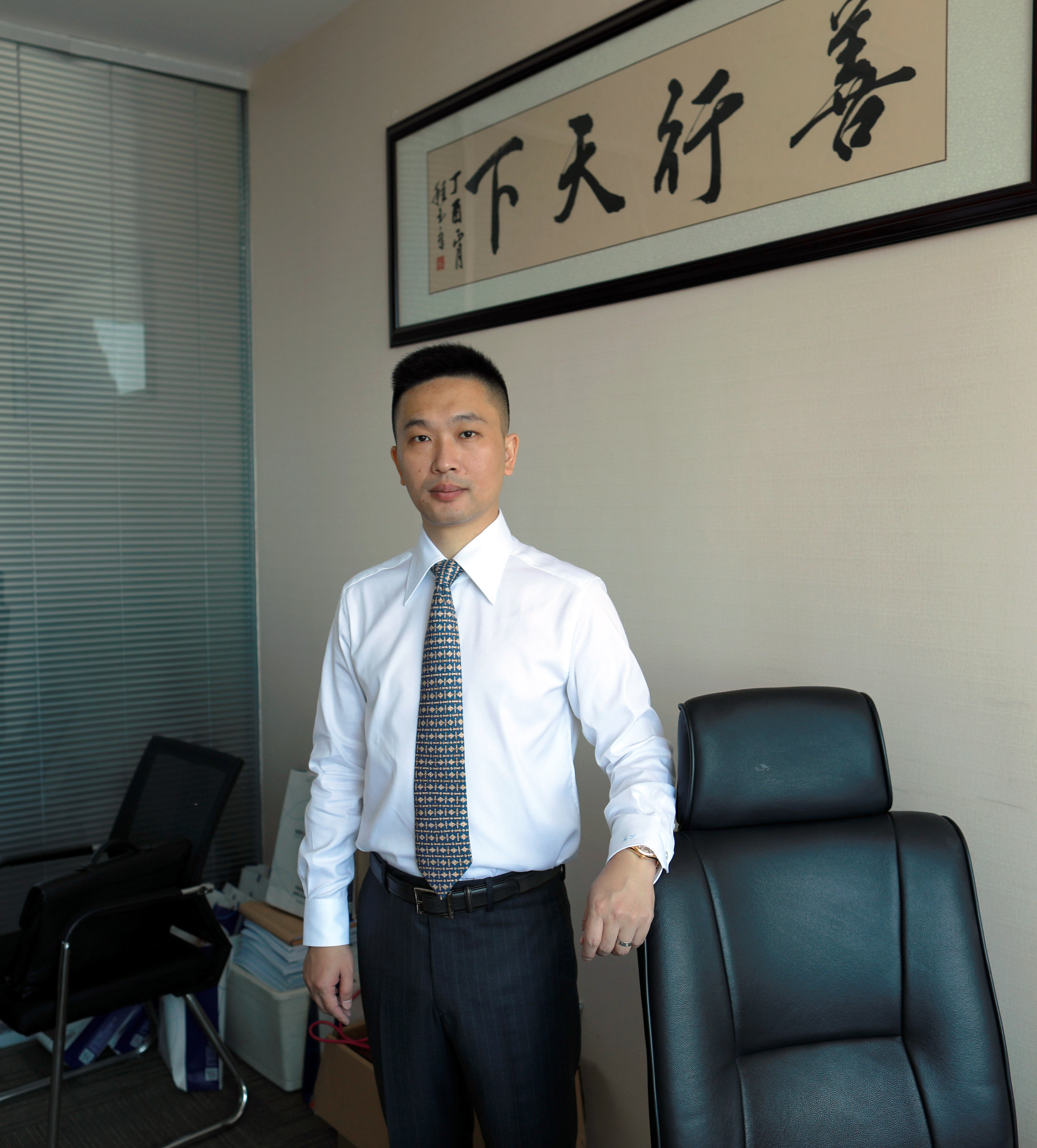 刘阳律师,男,汉族,中国籍,专职律师,现执业于四川瀛领禾石律师事务