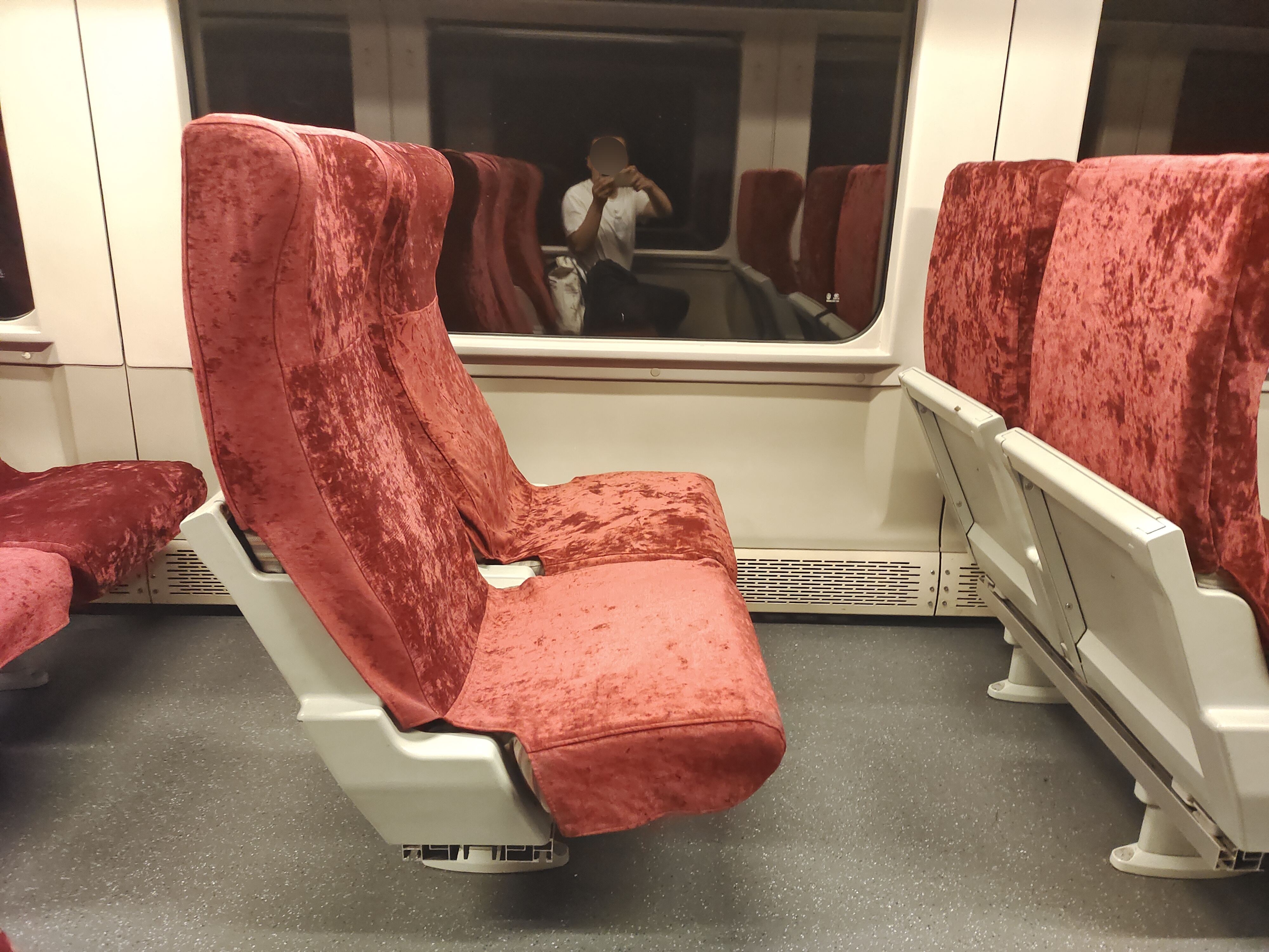  p data-id="gnyuzm6qua">软座,中国火车的座位一种,常见于 a target=