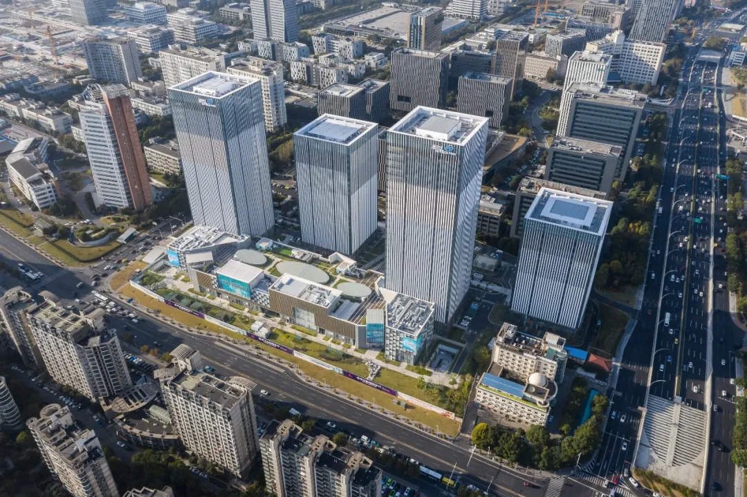 印象城地处漕宝路 a target="_blank" href="/item/虹梅路/23335677"