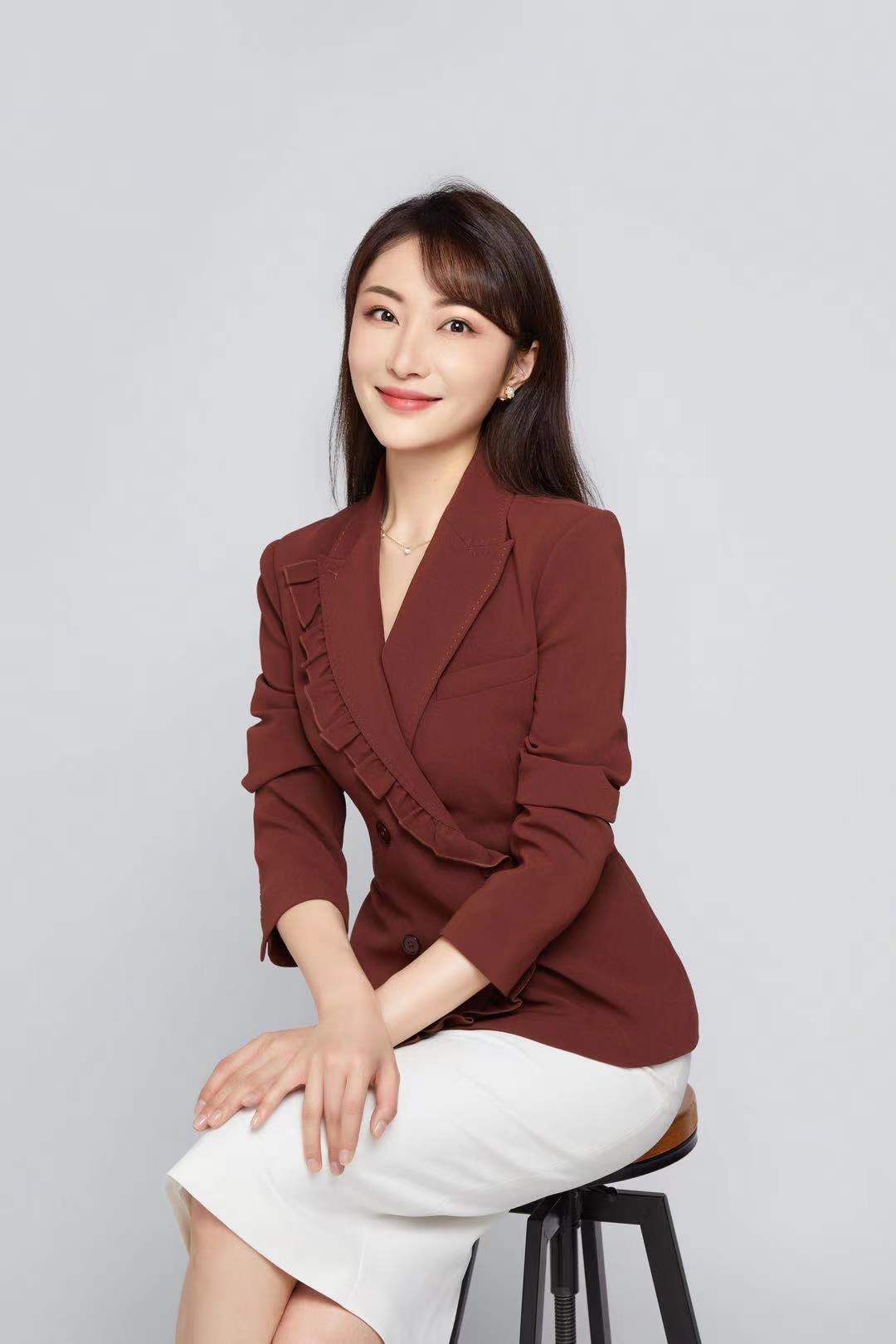 ">白影,出生于湖南省湘西土家族苗族自治州龙山县,中国内地节目主持人