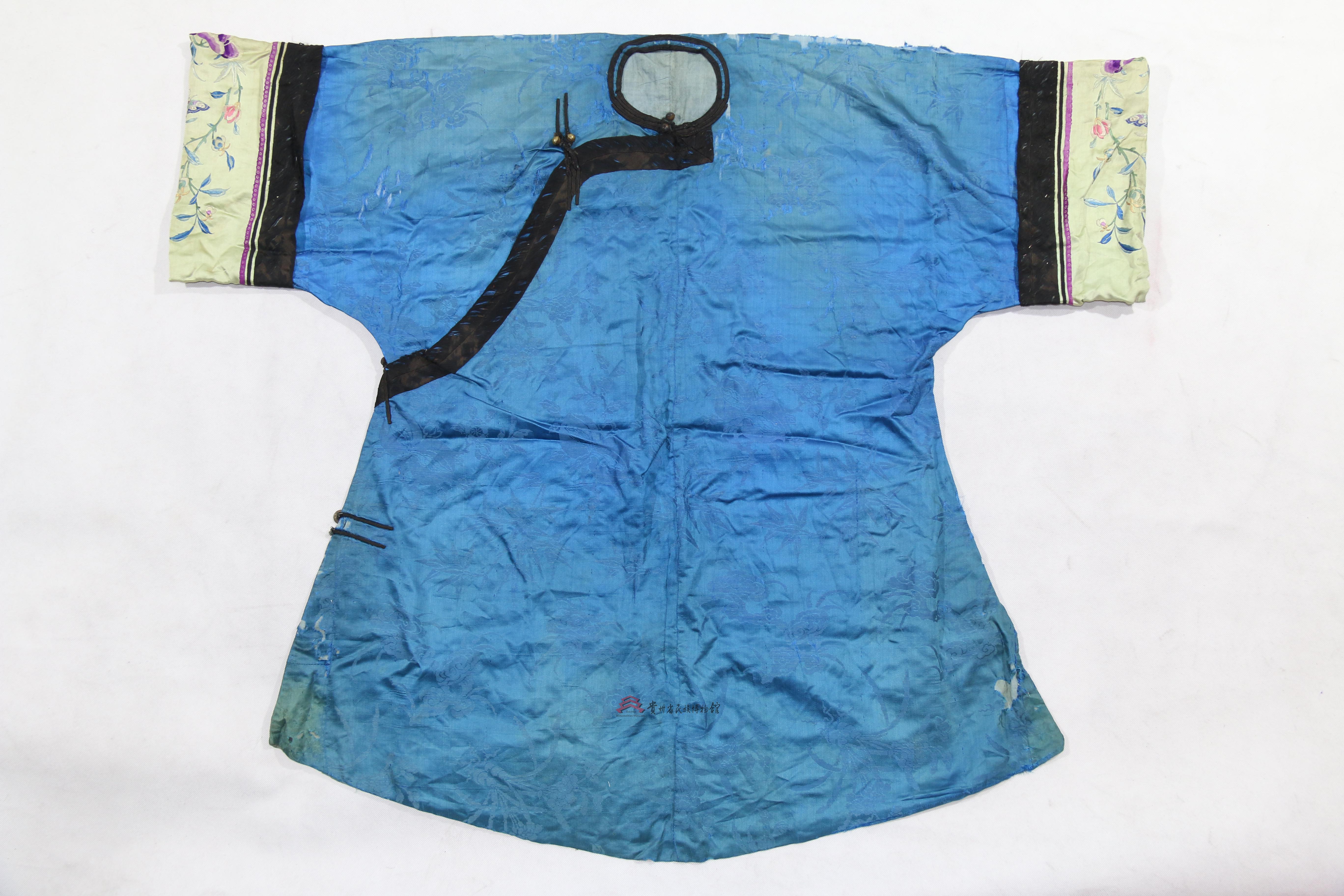 清代汉族蓝底破线绣花纹右衽女上衣