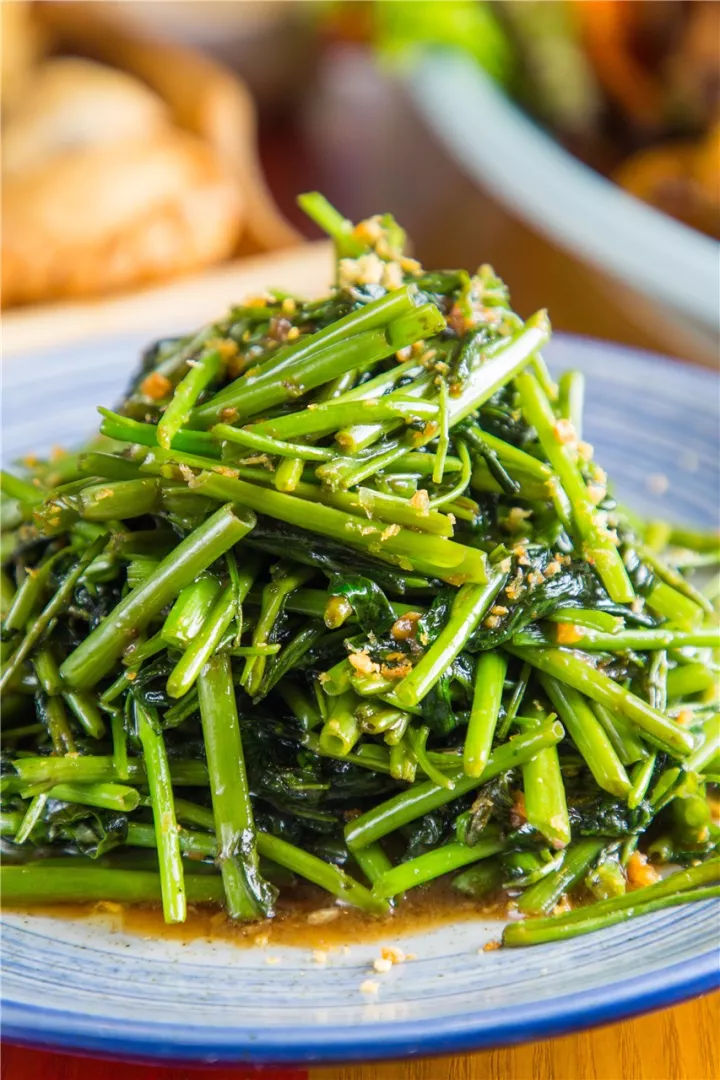  p>虾酱炒通菜是一道菜品,主料是虾酱,通菜. /p>