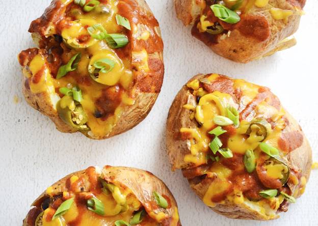  p>西式烤土豆是一道美食,主要食材是土豆. /p>