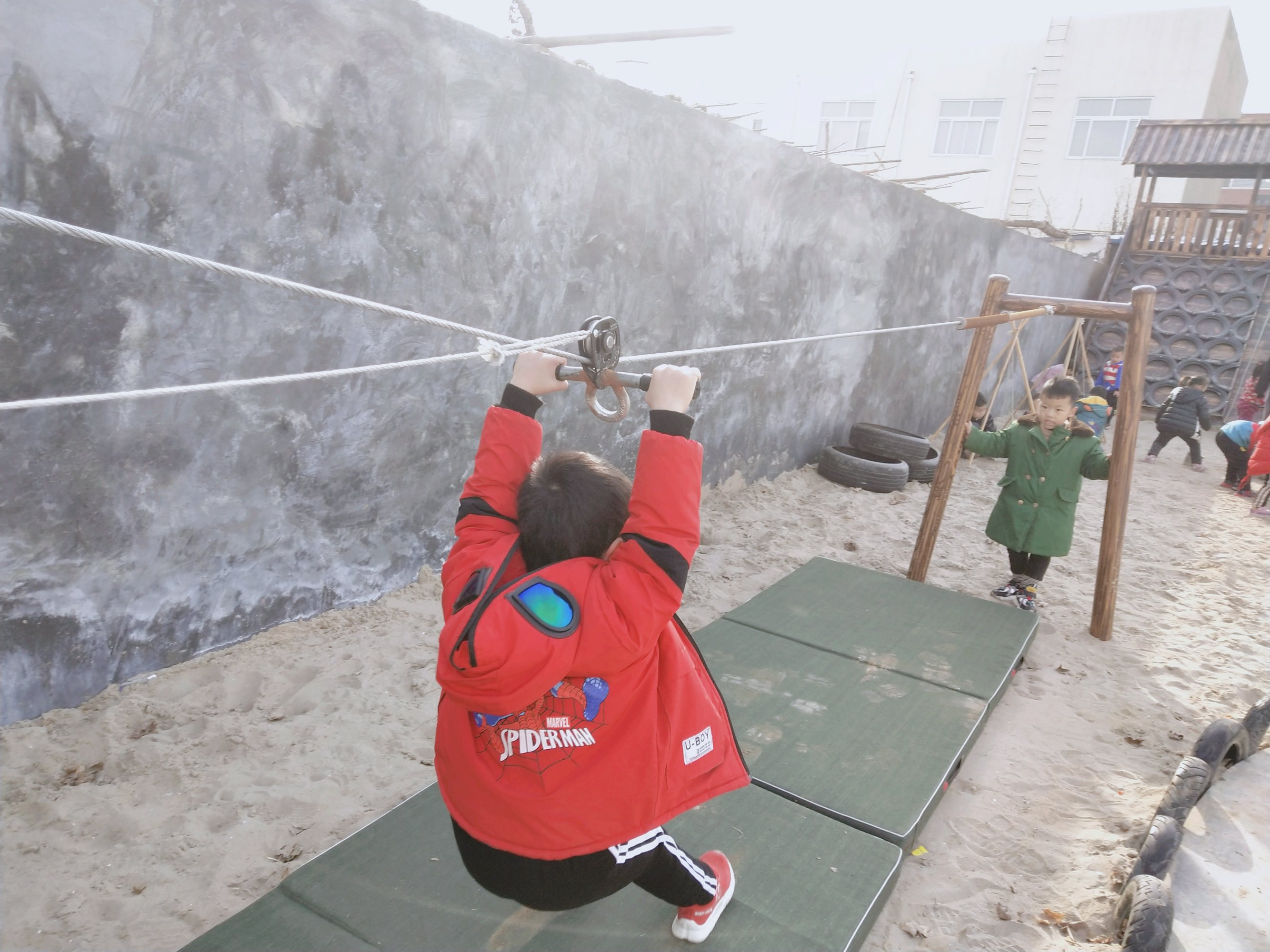 法定代表人王涛,公司经营范围包括:玻璃吊桥,玻璃滑道,滑索,玻璃栈道