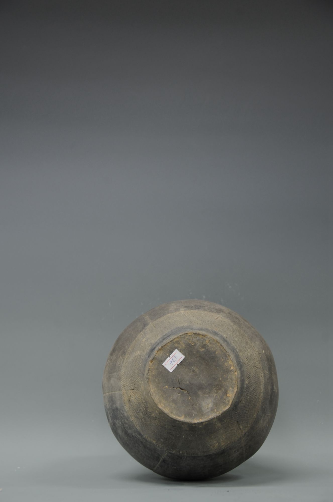 汉代黑陶瓜棱盘口壶