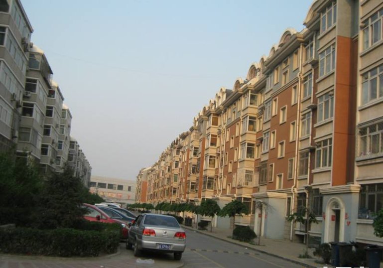 共计房屋1800户,小区物业公司为北京长丰园物业管理中心