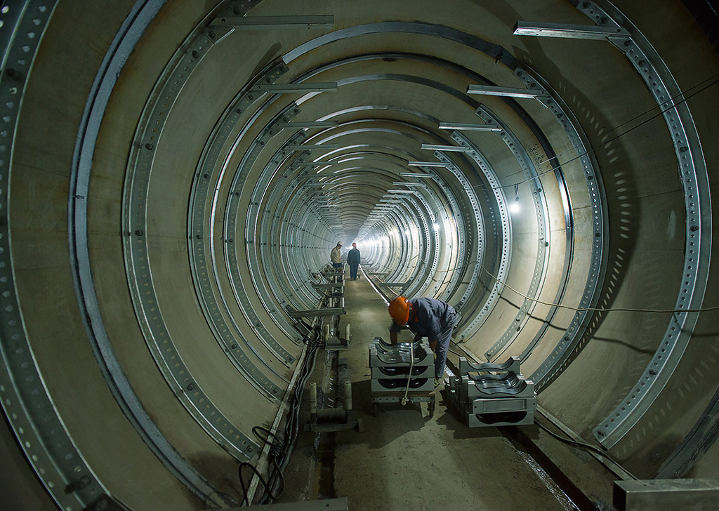  p>电缆隧道是指用于容纳大量敷设在 a target="_blank" href="/item