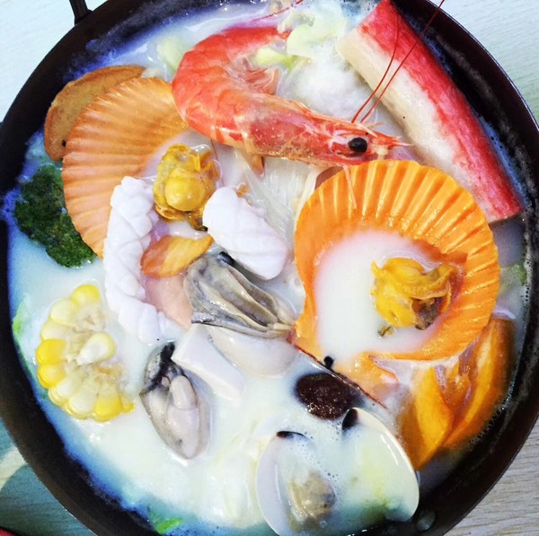 牛奶海鲜火锅