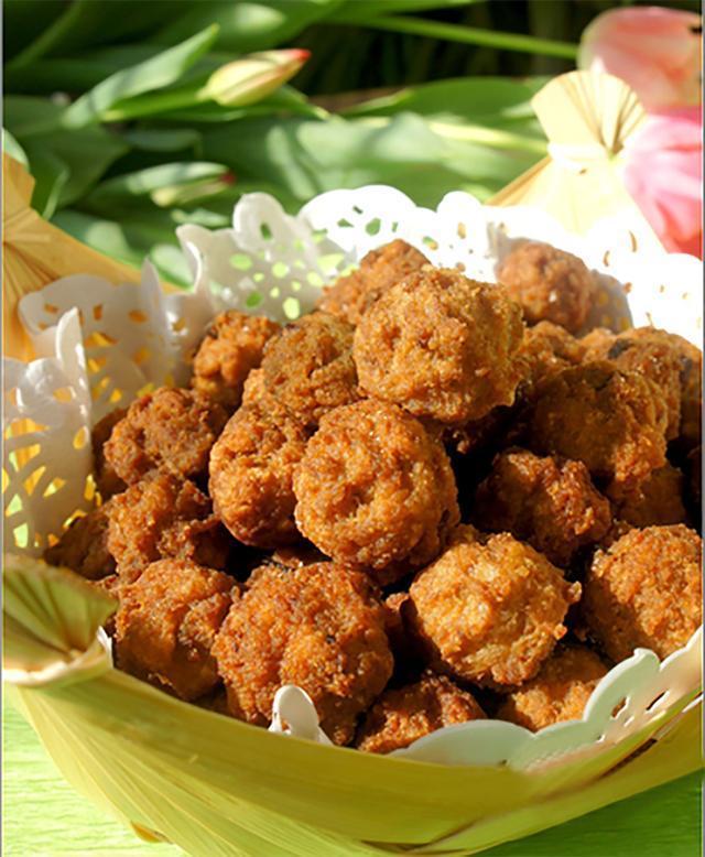  p>《炸灌汤肉丸子》是一道中国民间传统家庭美食,由灌汤肉丸子烹饪而