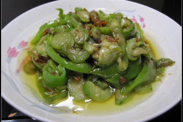  p>青椒炒丝瓜是一道美食,老少皆宜,制作简单,主要材料青椒,丝瓜. /p>