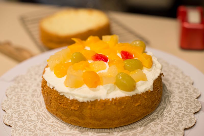  p>水果奶油戚风蛋糕是质地最松的蛋糕,而且适合冷藏,再加上鲜奶油霜