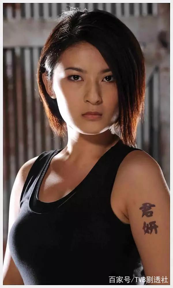 入行十年终于熬到TVB改签亲生女约 26岁小花为拍中秋特辑首穿裙褂_百科TA说
