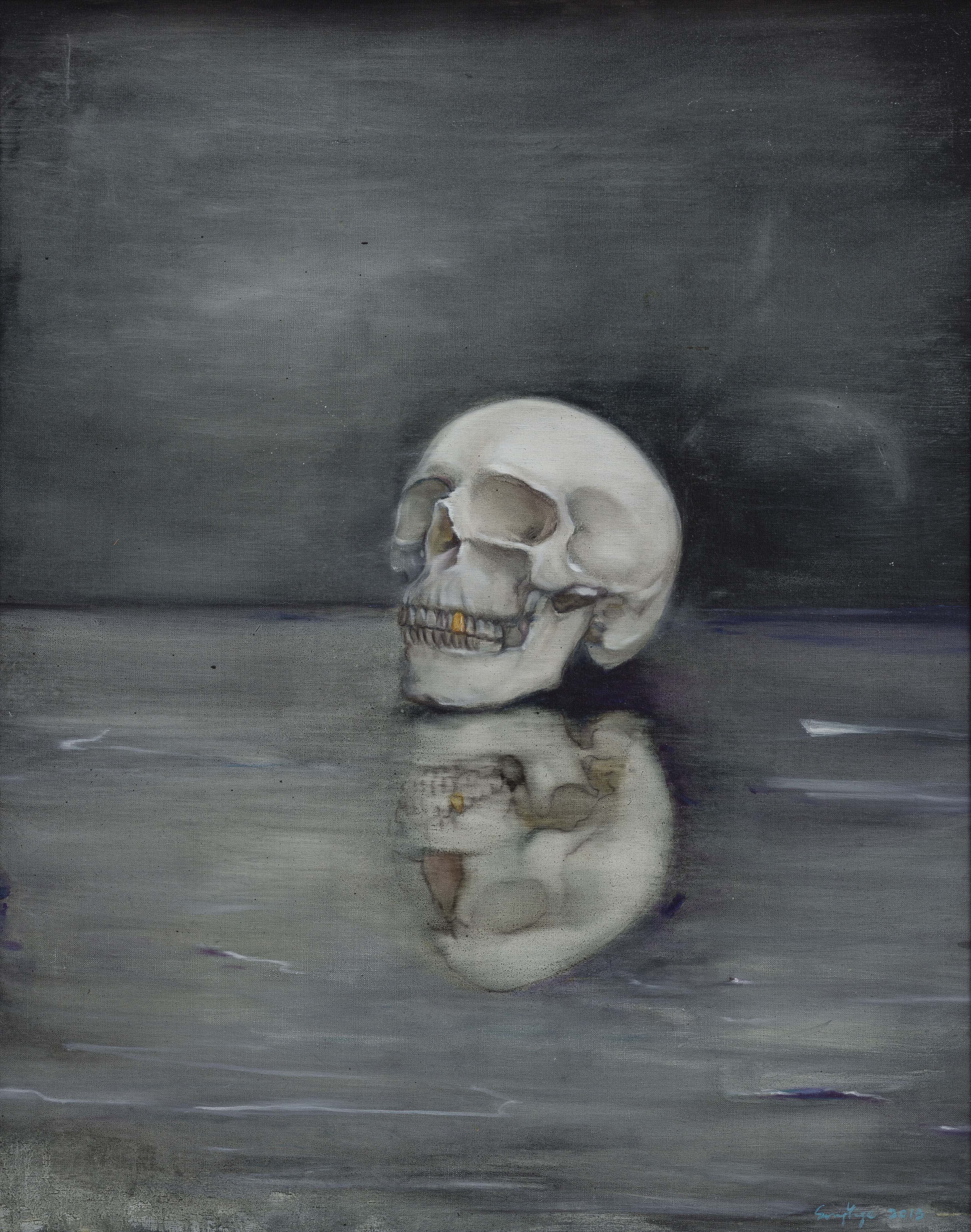 在《重生》之中,画面的中央是一具骷髅头骨,让