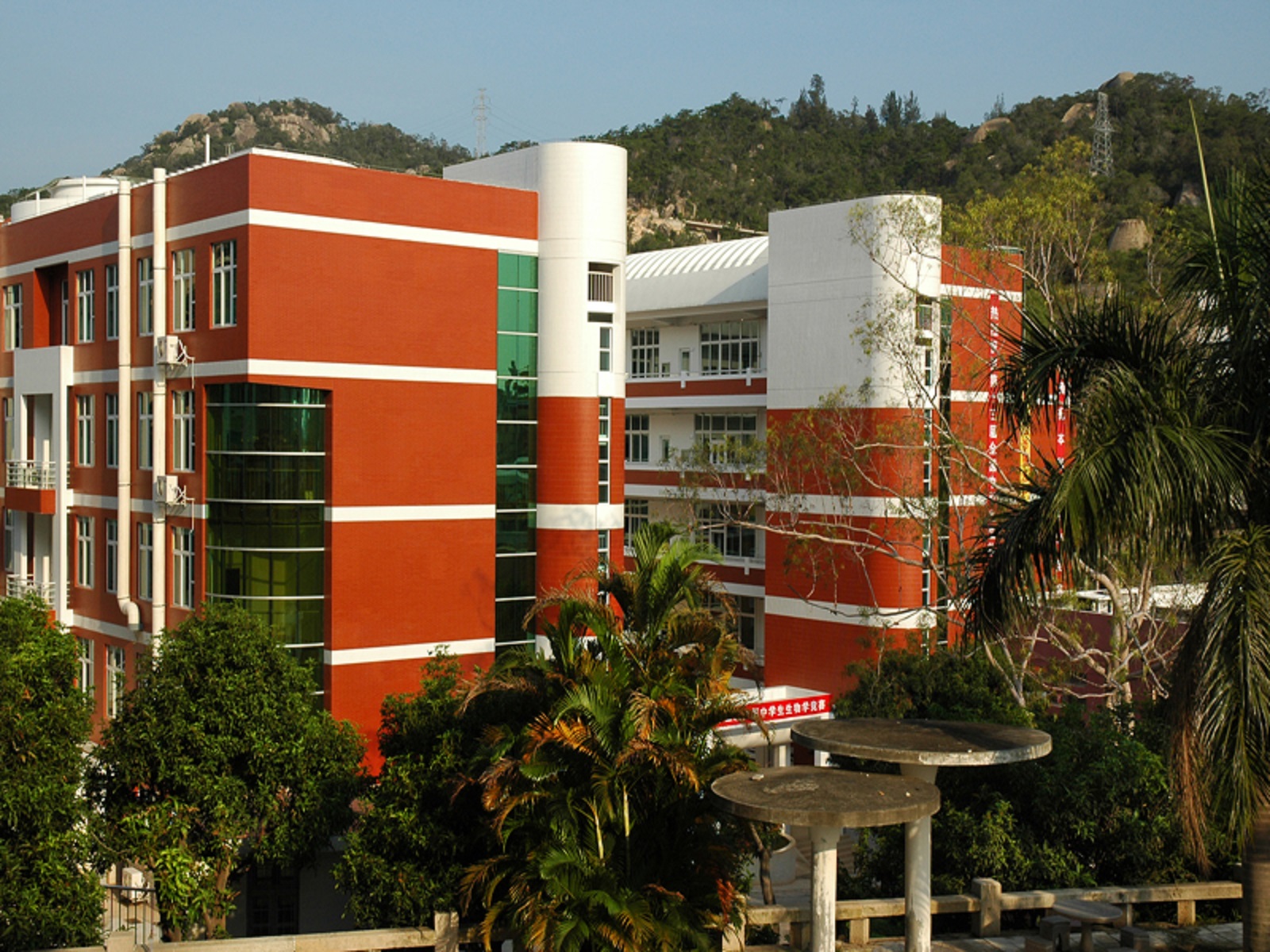  p>福建省厦门第一中学,简称厦门一中,创办于1906年,其前身是清康熙二