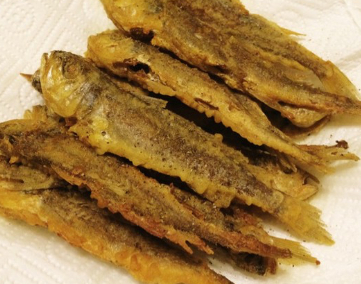 酥炸小长条鱼是一道广受欢迎的油炸菜,它的营养价值很高,而且香脆可口