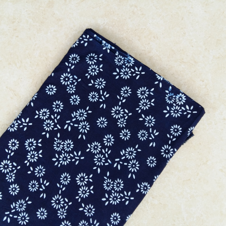  p>是旧时江南女子贴身贴心的伴,青花布肚兜,青花斜襟大褂,青花布围裙