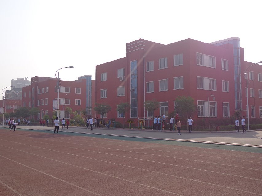 是海城市的一所重点高中