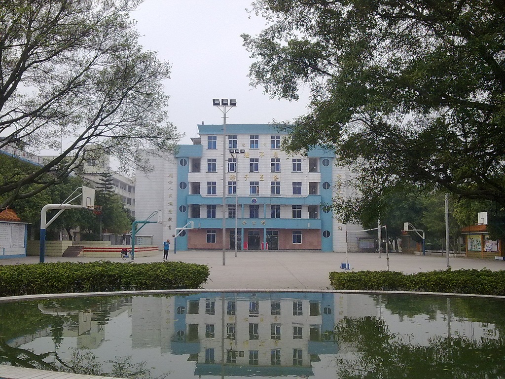  p data-id="gnazvf54op">柳江区第二中学(简称"柳江二中"),位于柳江