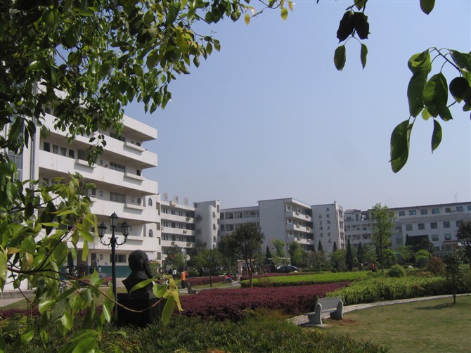  p>广丰区永丰中学创办于1957年,1996年9月搬迁到广丰区永丰街道北门