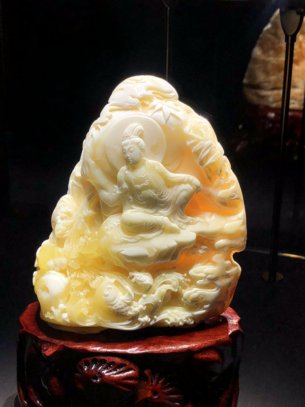  /p> p>中国琥珀雕刻家,设计师,李卫琥珀工作室创办人.