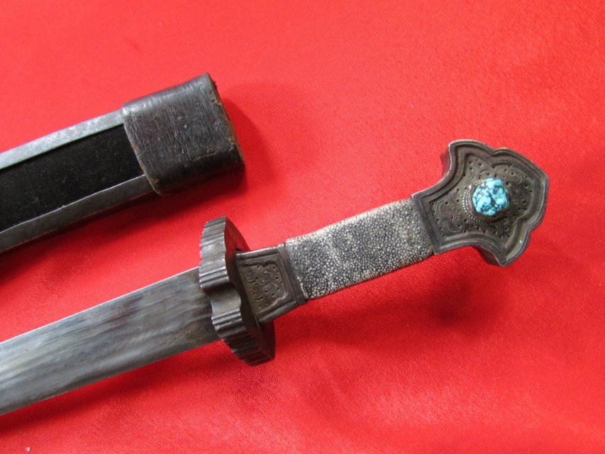  p>康巴藏刀系指四川西部甘孜州,西藏东部昌都地区出产的手工藏刀.