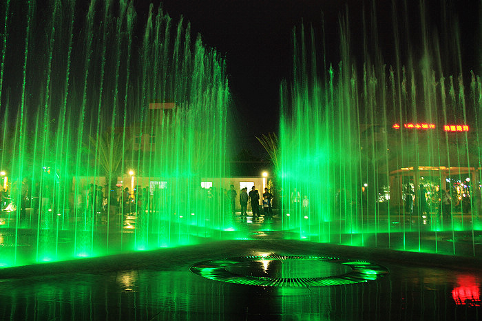 宁海县人民政府为纪念家乡这位饮誉中外的艺术大师,兴建了潘天寿广场