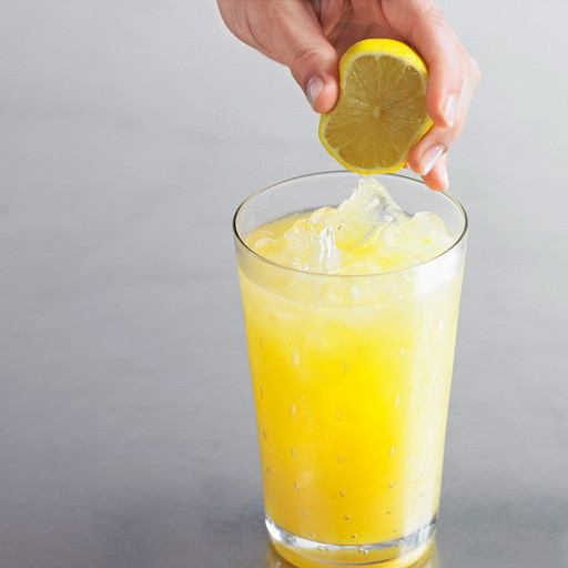  p>激情海岸(sex on the beach)别名沙滩性爱,这款鸡尾酒的来源有两种