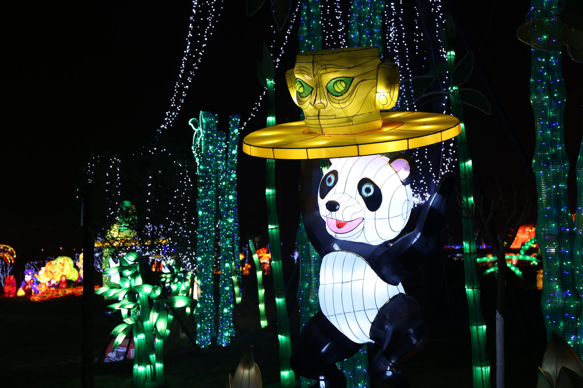  p>成都灯会历史悠久,源远流长,西汉萌芽,东汉有形,唐代炽盛,近代成会