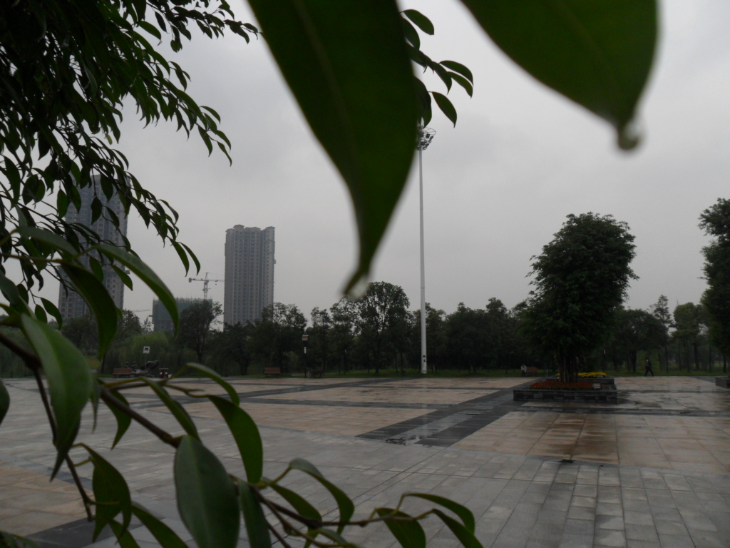  p>铜梁人民公园位于县城龙城天街商圈南侧,迎宾东路与东莘路交汇处