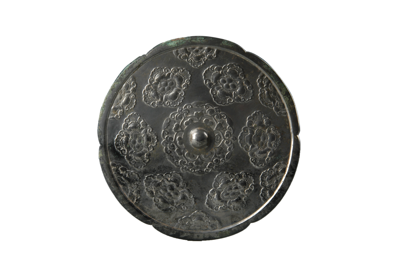 镜为葵花形,圆钮,钮周边饰缠枝牡丹,轮内交错饰十二朵宝相花