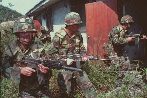  p>江陵潜艇渗透事件是指于1996年9月朝鲜特种部队为收集韩国情报,而