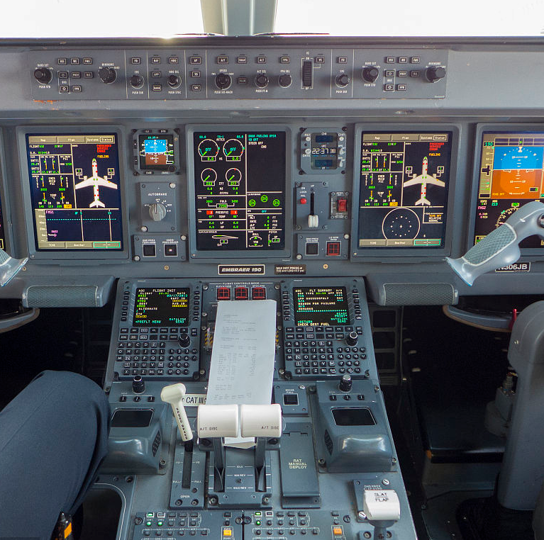 航程指飞机的续航距离,船舶中途不补充燃料可以运行的最大距离. /p>