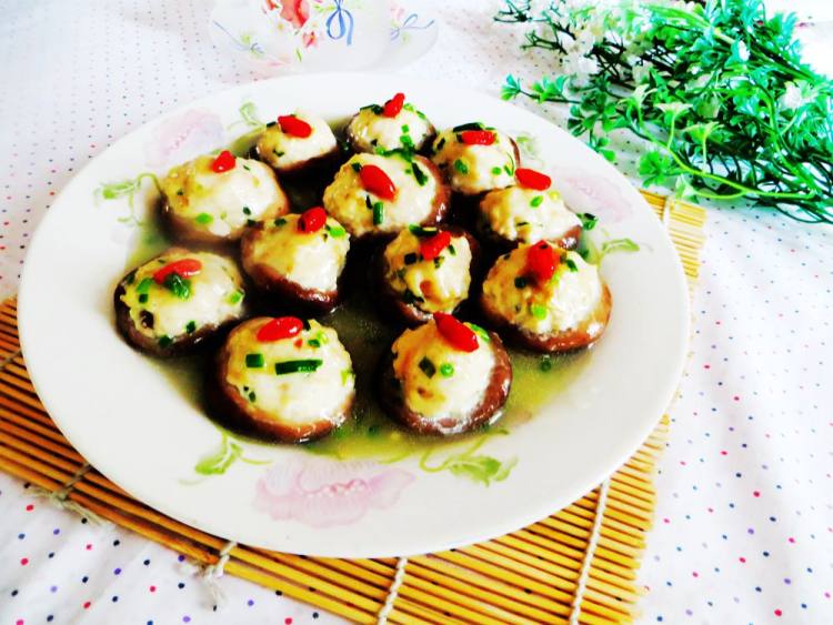 成菜鱼茸嫩美,香菇咸鲜,白中透红,造型可爱. /p>