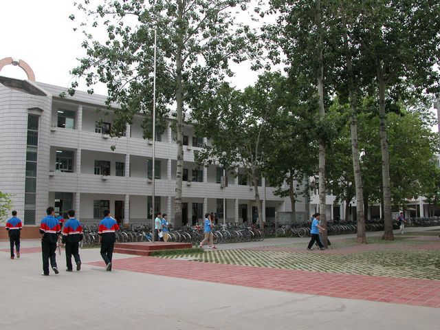 1 high school),简称"新乡一中",位于 a href="#" data-lemmaid="