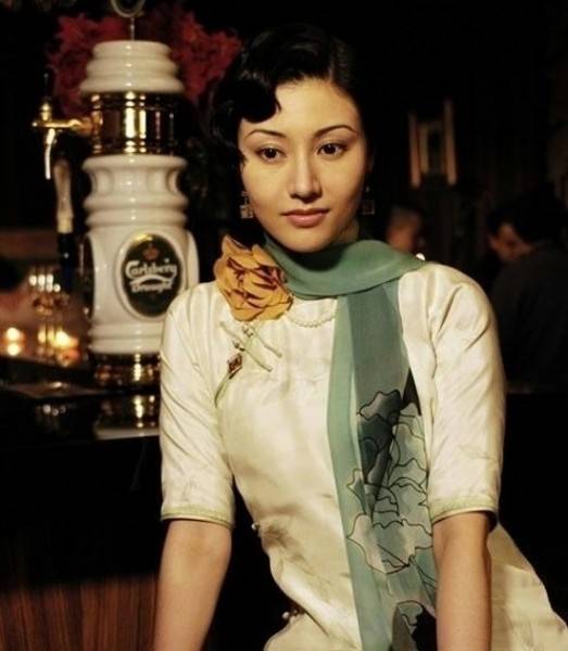  p>旗袍,中国和世界华人女性的传统服装,被誉为中国国粹和女性国服.