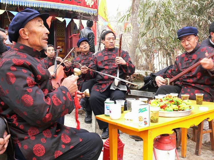  p>秦安小曲,又称"秦安老调",是采用秦安当地方言演唱的古老的传统